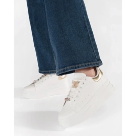 Hvide sneakers på platformen med pin 1
