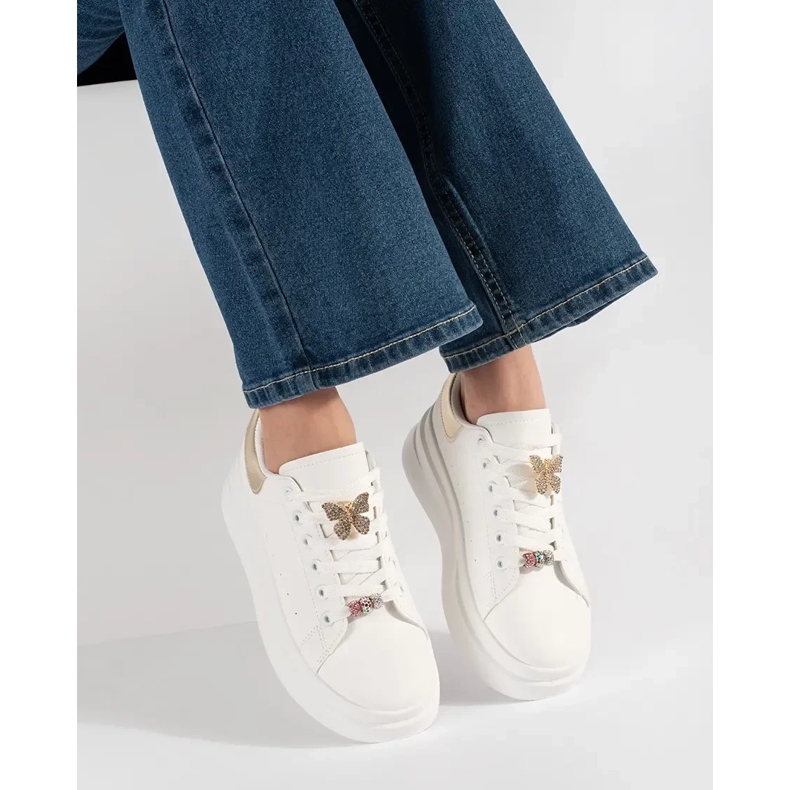 Hvide sneakers på platformen med pin 2