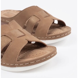 Komfortable hjemmesko på lave beige kiler 1