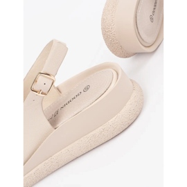 Goodin Beige flade sandaler med et ornament 1