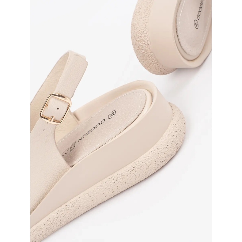 Goodin Beige flade sandaler med et ornament 1