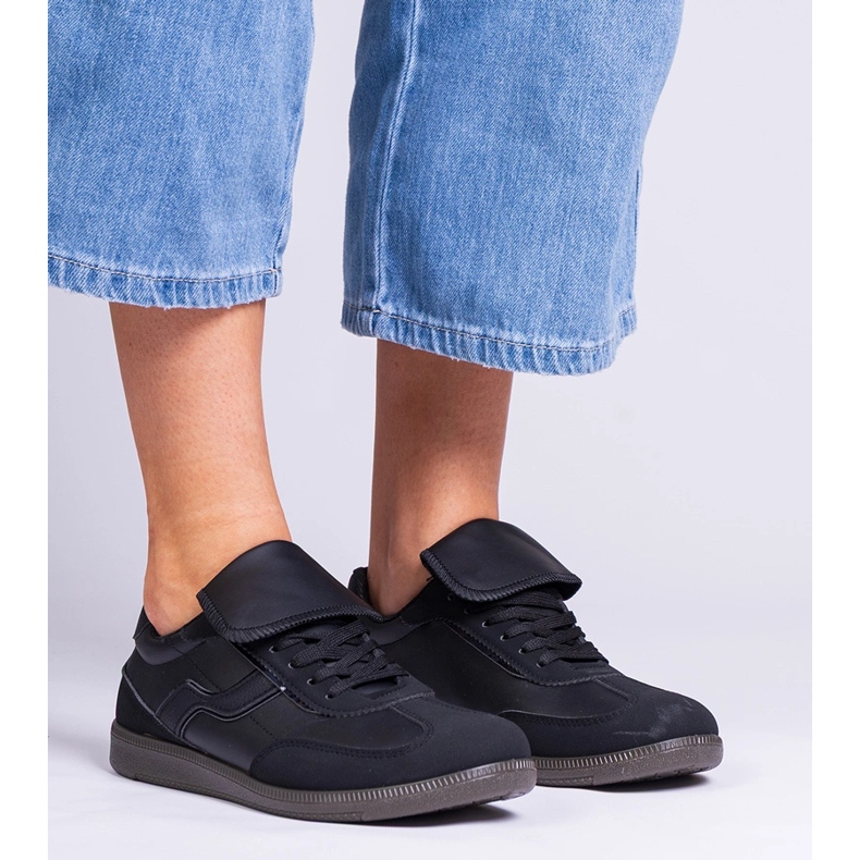 Sort lav snørede sneakers 1