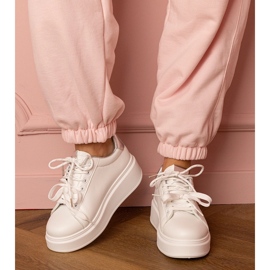Hvide og sølvsport sneakers på platformen 1