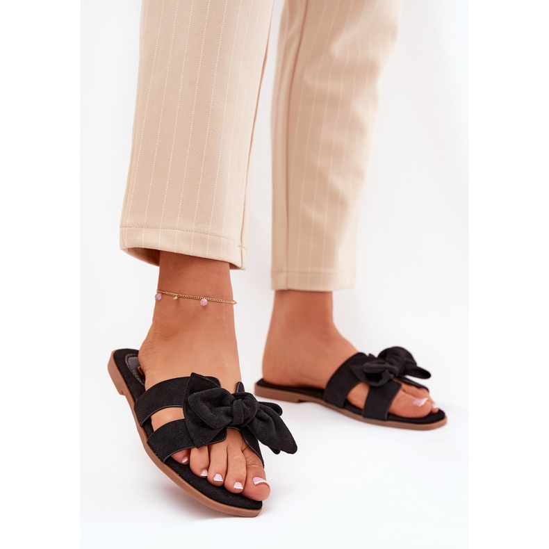 Flade kvinder flip flops med en sort bue 2