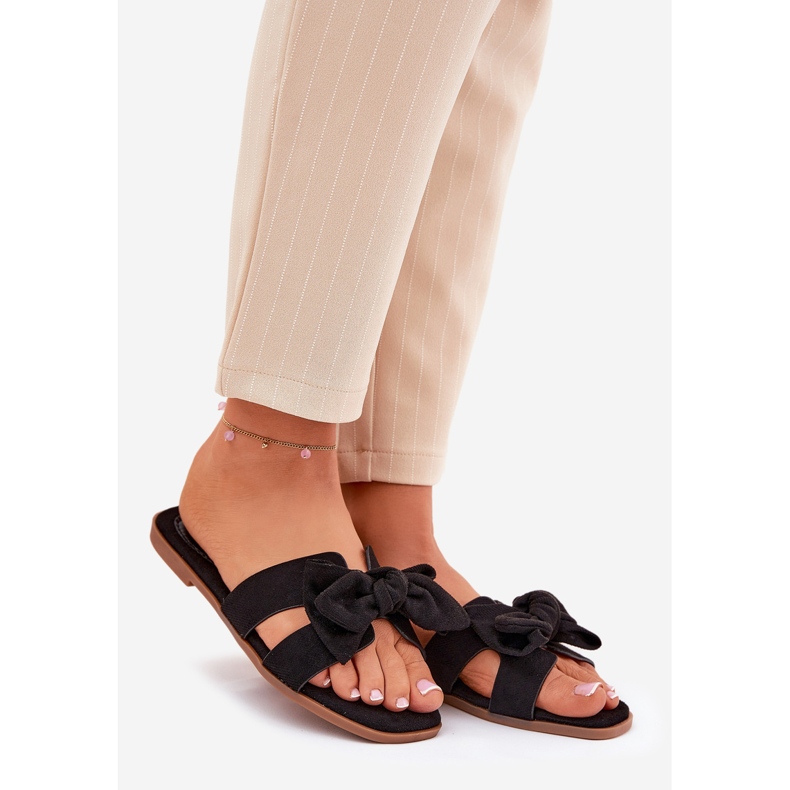 Flade kvinder flip flops med en sort bue 1