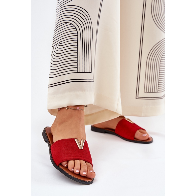 Flat -Hælet kvinder flip flops med dekorative røde detaljer 2