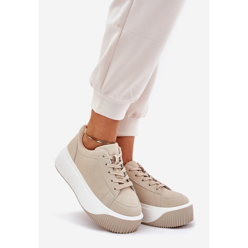 Sneakers på en massiv platform glat beige 1