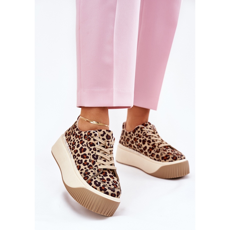 Sneakers på en massiv brun leopardplatform 2