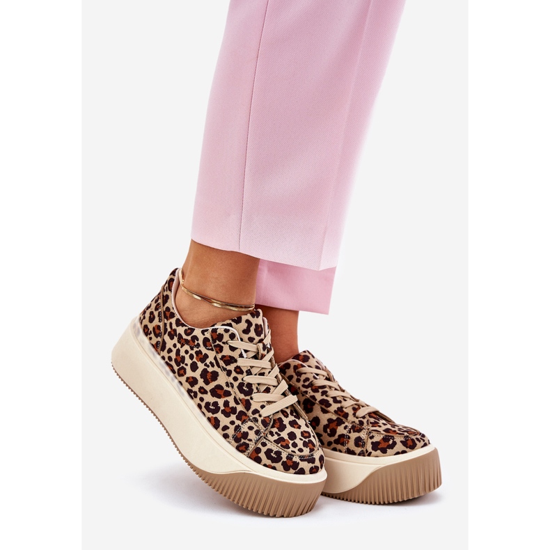 Sneakers på en massiv brun leopardplatform 1