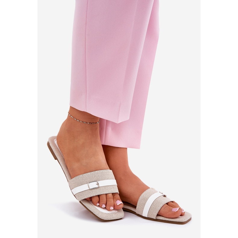 Flade kvinder flip flops med beige-hvidt bælte og spænde 1