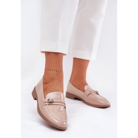 Malede kvinders loafers med en dekorativ spænde beige 2