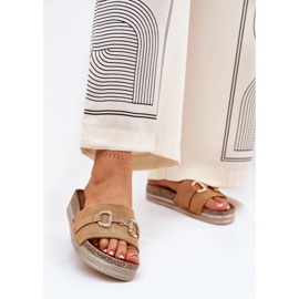 Kvinders flip flops på platformen med et gyldent ornament og kamelglitter brun 2