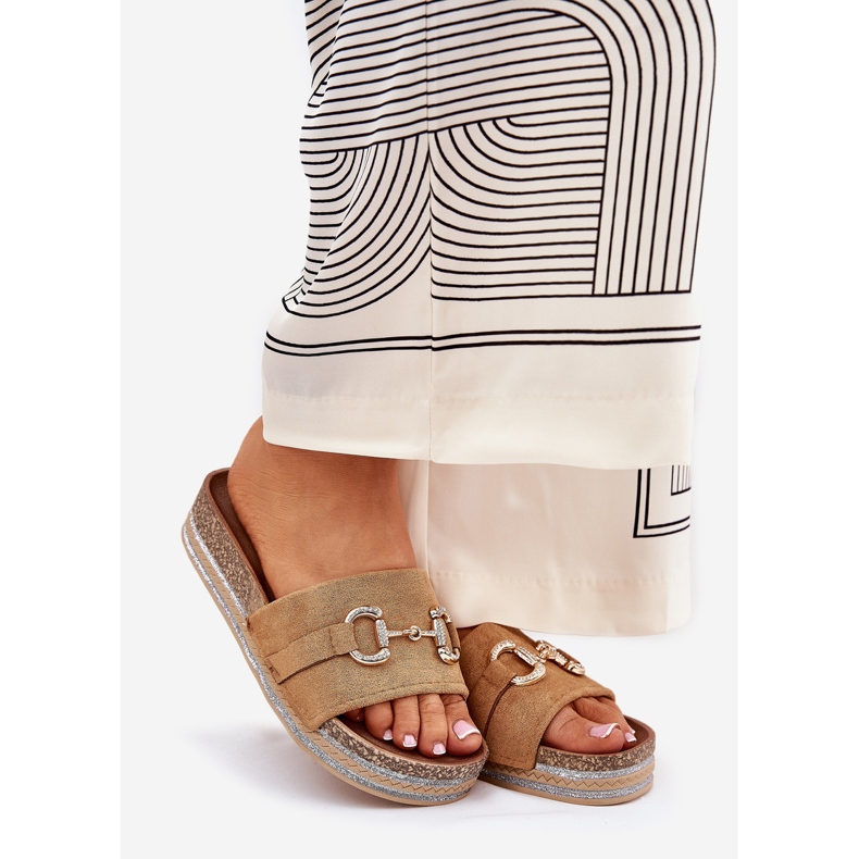 Kvinders flip flops på platformen med et gyldent ornament og kamelglitter brun 1