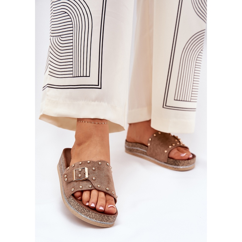 Kvinders hjemmesko på platformen med en spænde- og khaki -studs beige 2