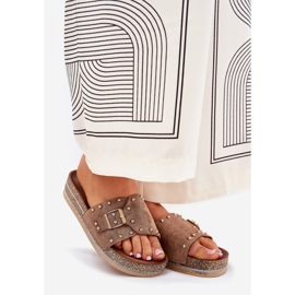 Kvinders hjemmesko på platformen med en spænde- og khaki -studs beige 1
