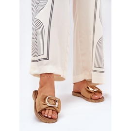 Flad kvinders flip flops med en dekorativ kameldetalje brun 2