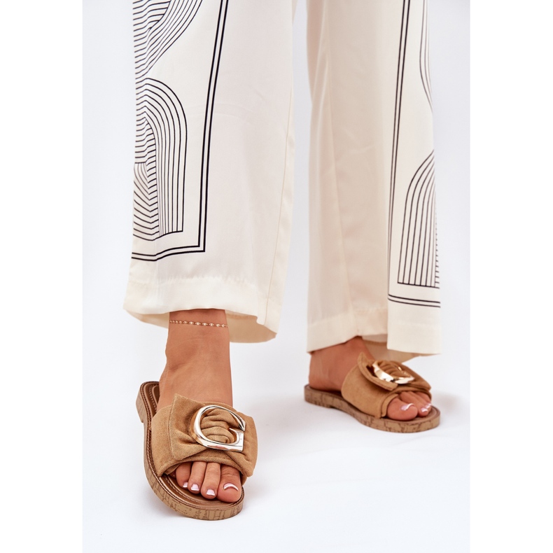 Flad kvinders flip flops med en dekorativ kameldetalje brun 2