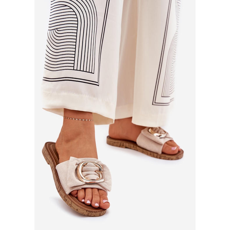 Flad kvinders flip flops med dekorativ detalje beige 1