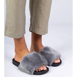 Grå flip-flops med pels 1