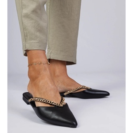 Sort elegant flip -flops dekoreret med en kæde 1