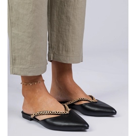 Sort elegant flip -flops dekoreret med en kæde 2