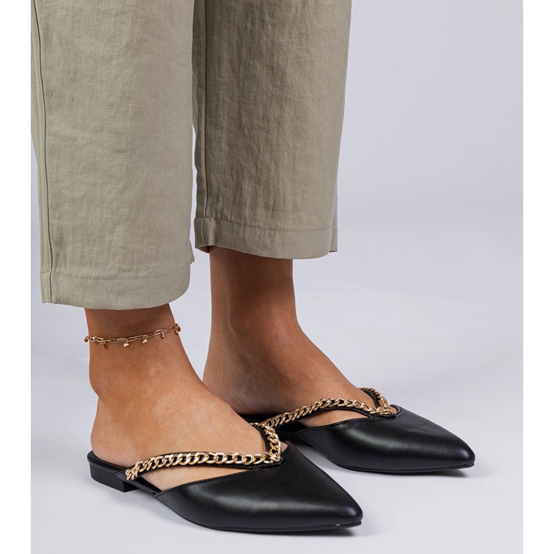 Sort elegant flip -flops dekoreret med en kæde 2