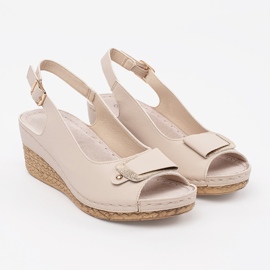 Goodin Lette sandaler på en lav kile beige 1