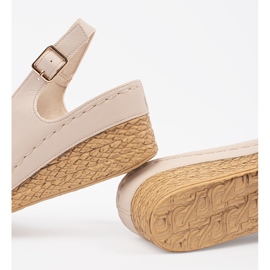 Goodin Lette sandaler på en lav kile beige 2