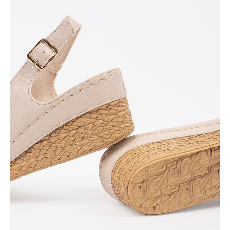 Goodin Lette sandaler på en lav kile beige 2