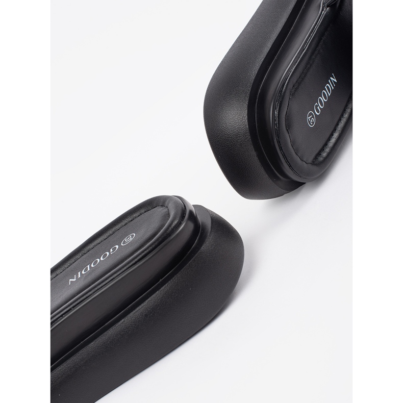 Goodin Sort komfortable flip flops på platformen 1