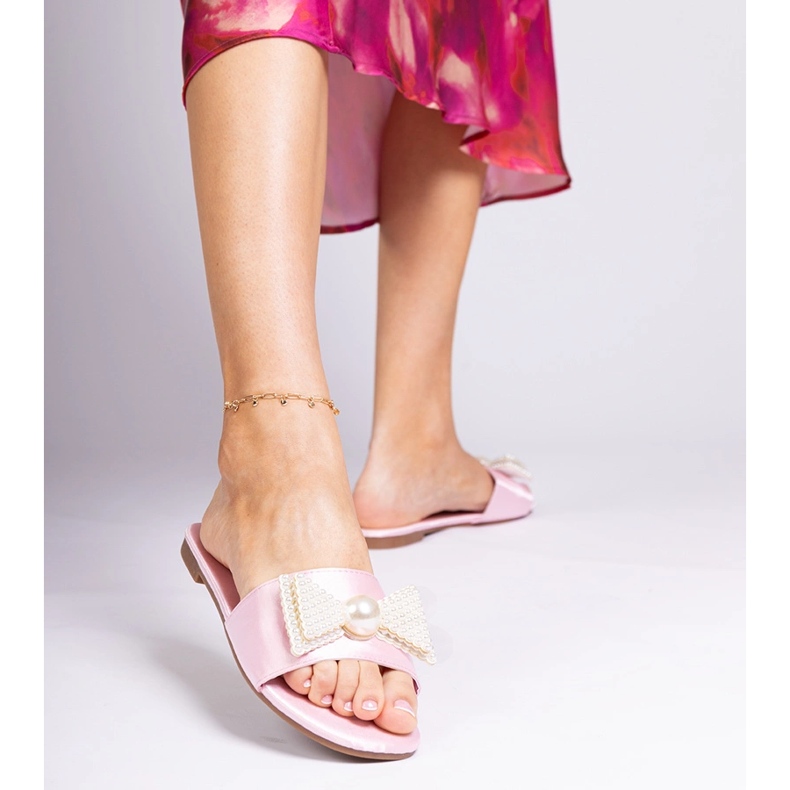 Pink satin flip flops med en bue i perler lyserød 2