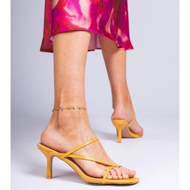 Gul elegant flip flops på en høj hæl 2