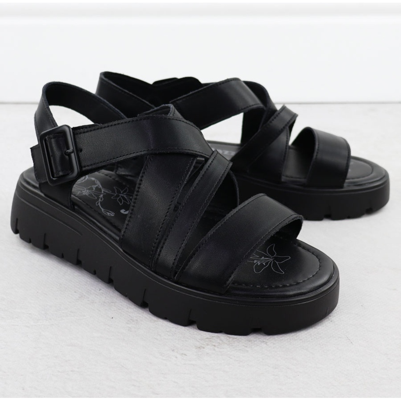 Kvinders lædersandaler på platformen Roman Black Jezzi 8716 sort 2