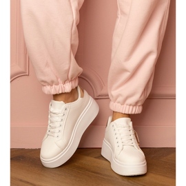 Hvide sneakers med et gyldent hjerte og en zirkonstifter 3