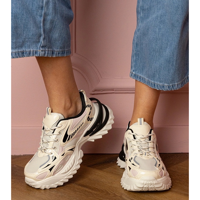 Beige sports -sneakers på en stilfuld sål 1