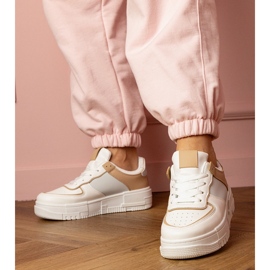 Hvide og beige sports -sneakers på platfotm 2
