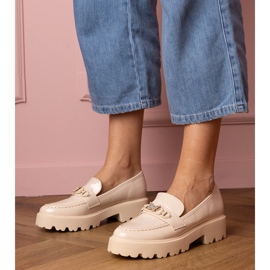 Beige lakerede loafers med en zirkon sommerfugl 1