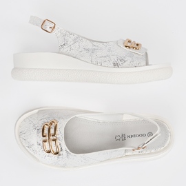 Goodin Flade sandaler hvid med et ornament 2