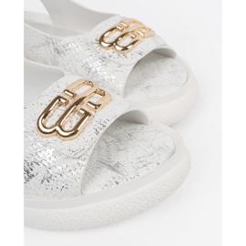 Goodin Flade sandaler hvid med et ornament 1