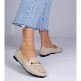Beige loafers med en mat finish med en gylden dekoration 1