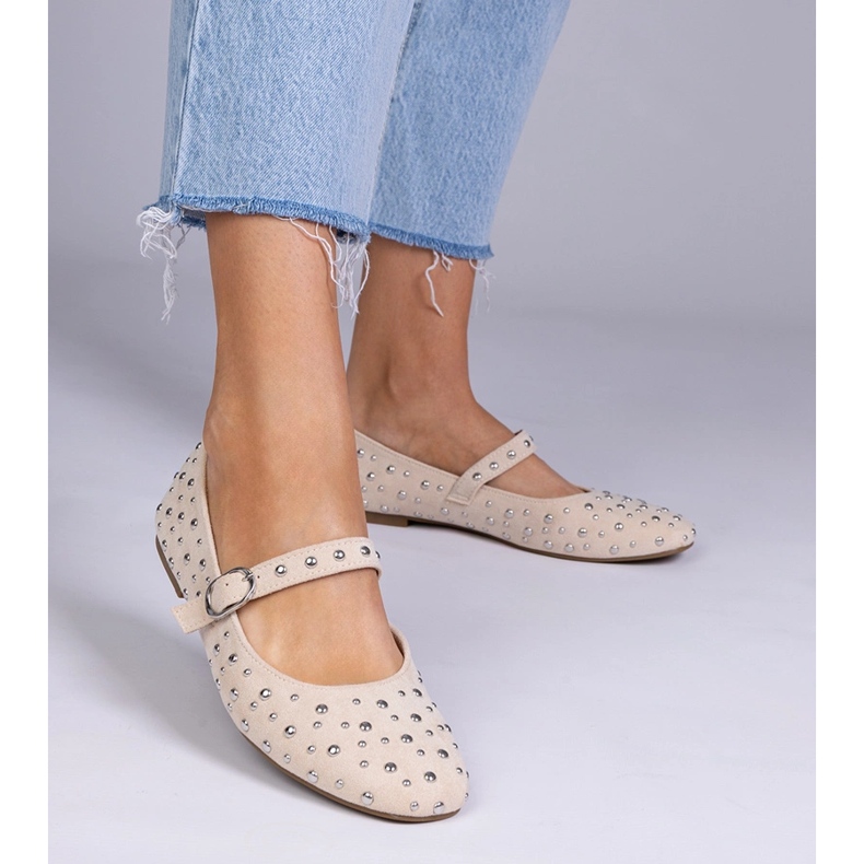 Beige ballerinas med studs og spænder 1