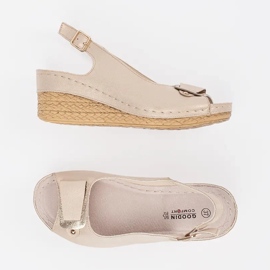 Goodin Beige sandaler på en lav kile 1