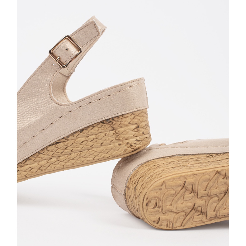 Goodin Beige sandaler på en lav kile 2