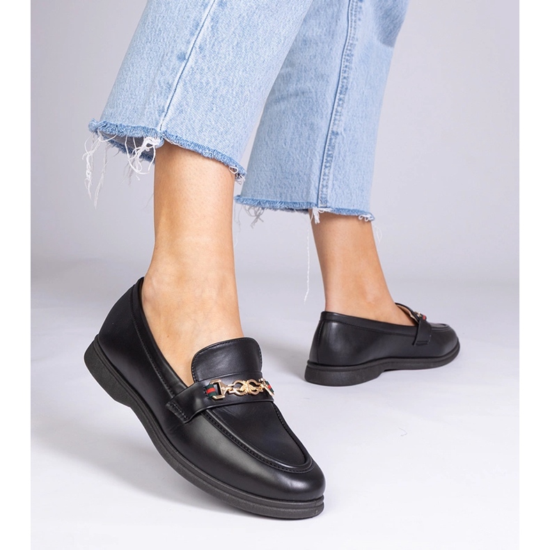 Sorte loafers med gulddekoration 1