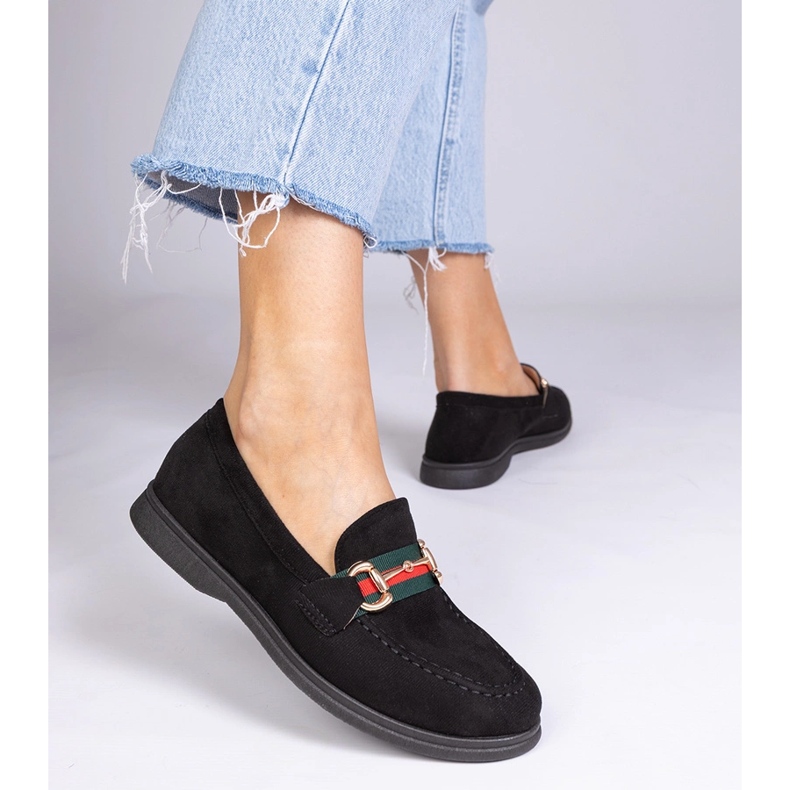 Sorte loafers fra Ekozamsz med en gylden dekoration 1