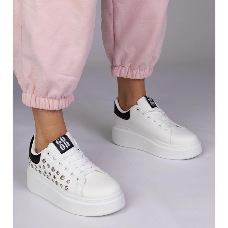 Hvide sneakers med en sort indsats og studs 1