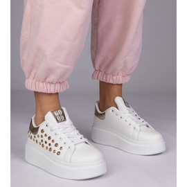 Hvide sneakers med en gylden indsats og studs 1