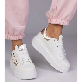 Hvide sneakers med en gylden indsats og studs 2