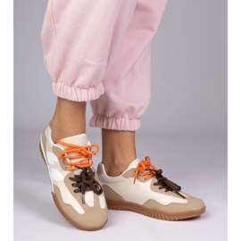 Beige sneakers sneakers med farverige snørebånd 2