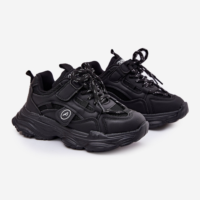 Børns sneakers på den sorte platform 1